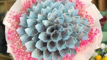 Cảnh báo vi phạm pháp luật với những bó hoa cuốn từ tiền thật