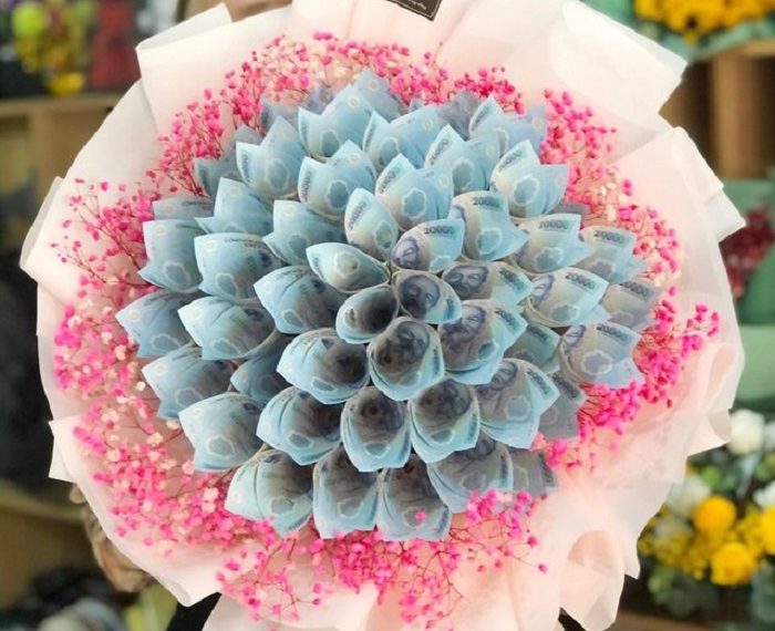 Cảnh báo vi phạm pháp luật với những bó hoa cuốn từ tiền thật