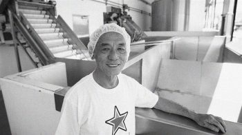 Vua tương ớt gốc Việt chính thức trở thành tỷ phú đôla: Không tốn 1 xu quảng cáo, 40 năm không tăng giá bán buôn, âm thầm đưa Sriracha lên bàn ăn khắp thế giới