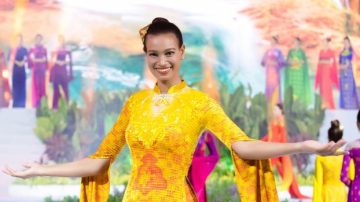 Áo dài dát vàng gây ấn tượng với bạn bè quốc tế tại Lễ hội áo dài TP.HCM