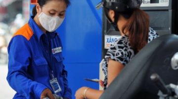 Giá xăng giảm 120 đồng/lít