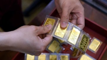 Mua vàng miếng lúc đạt đỉnh, người dân nên cắt lỗ hay lại chờ giá tăng?