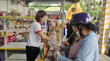 Rau xanh, trứng gà “cháy hàng” trong ngày đầu TP HCM tổ chức bán hàng Tết lưu động