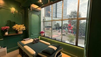 Du khách quốc tế ấn tượng với dịch vụ Barbershop kết hợp thư giãn và gội đầu dưỡng sinh