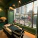 Du khách quốc tế ấn tượng với dịch vụ Barbershop kết hợp thư giãn và gội đầu dưỡng sinh