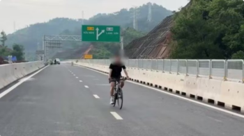 Cảnh báo người dân tự ý đi vào đường cao tốc đang thi công